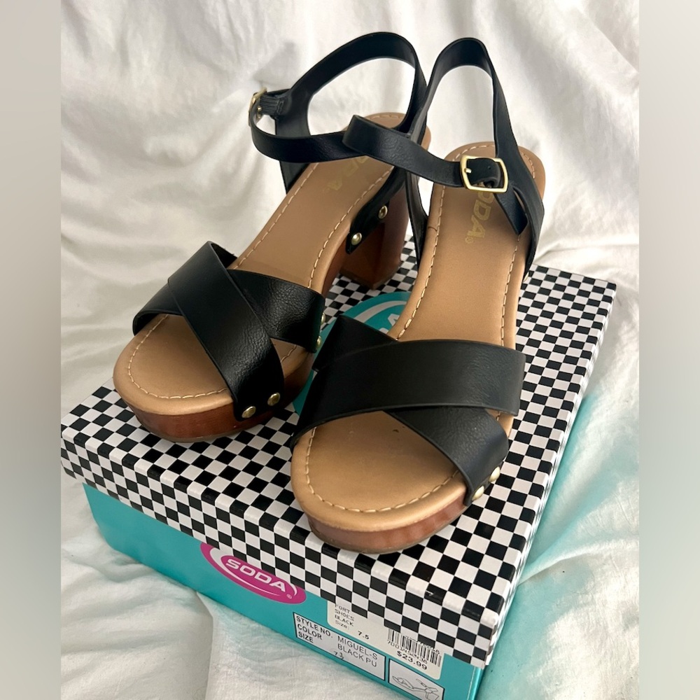 👑✅PRICE FIRM✅Black and Brown Strappy Studded Sandals - Picture 9 of 16